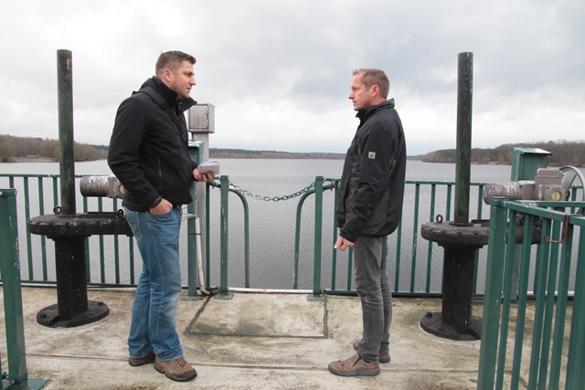 Kyritz an der Knatter: MAZ-Lokalredakteur Matthias Anke (links) mit dem Talsperrenmeister Obersee