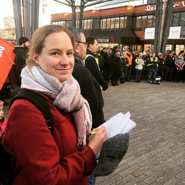 Foto: Volontärin Frederike Müller bei einer Demo in Wolfsburg Erfahrungen im Volontariat