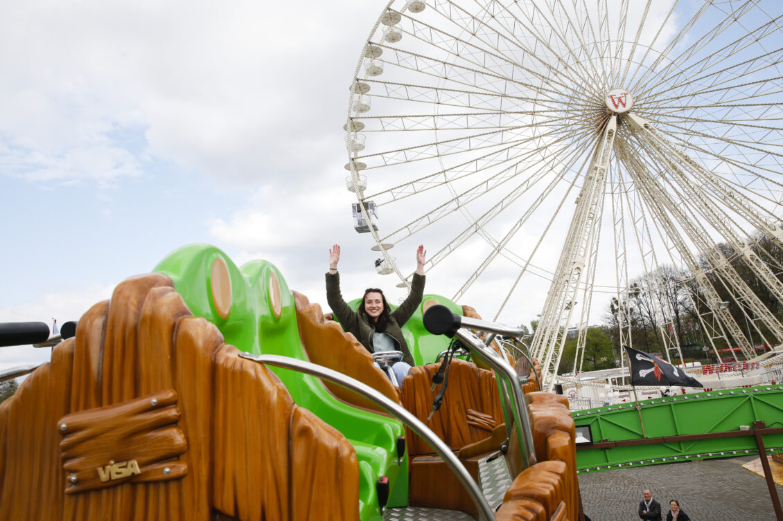 5 Fahrgeschäfte unterschiedlicher Art im Hanno-Park werden durch Nina Hoffmann getestet Foto: Samantha Franson